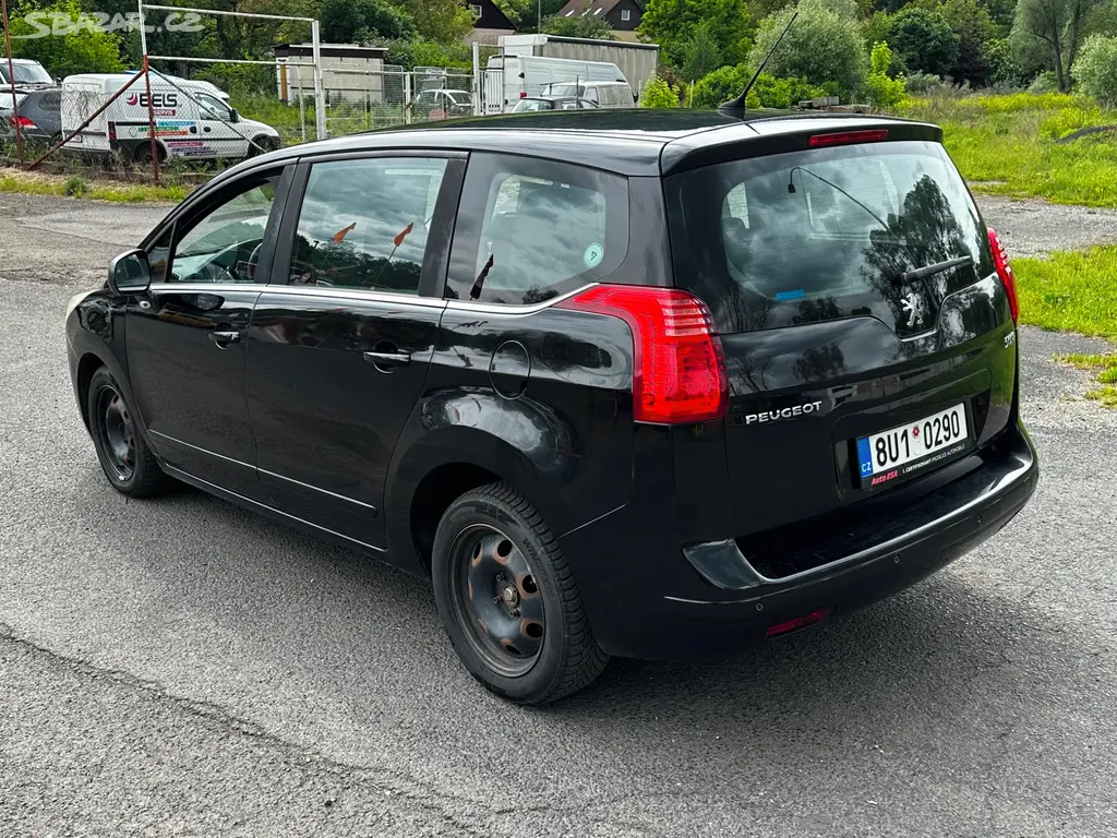 Peugeot 5008 1.6HDi, 7mist, r.2011, stk, klima - fotka 4