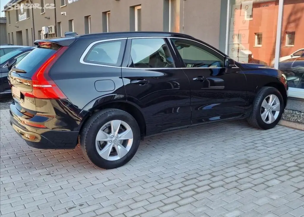 Volvo XC60, B4 AWD Momentum Pro Auto,1Maj - fotka 4