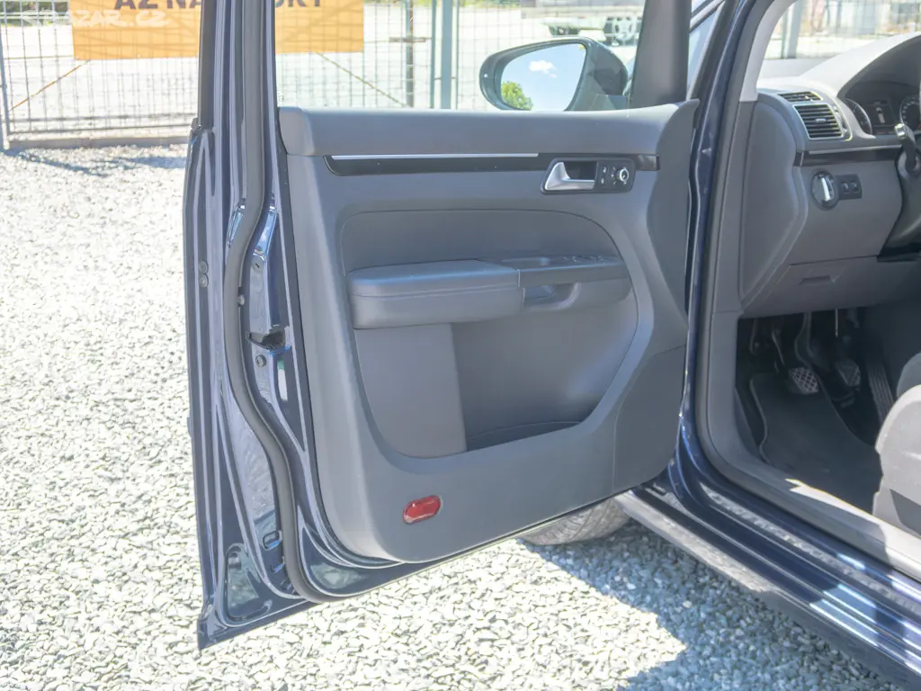 Volkswagen Touran 1.6TDI HG NAVI 7 SEDADEL - fotka 5