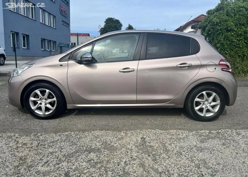 Peugeot 208 Style 1.2i KLIMA KOUPENO V ČR manuální - fotka 4