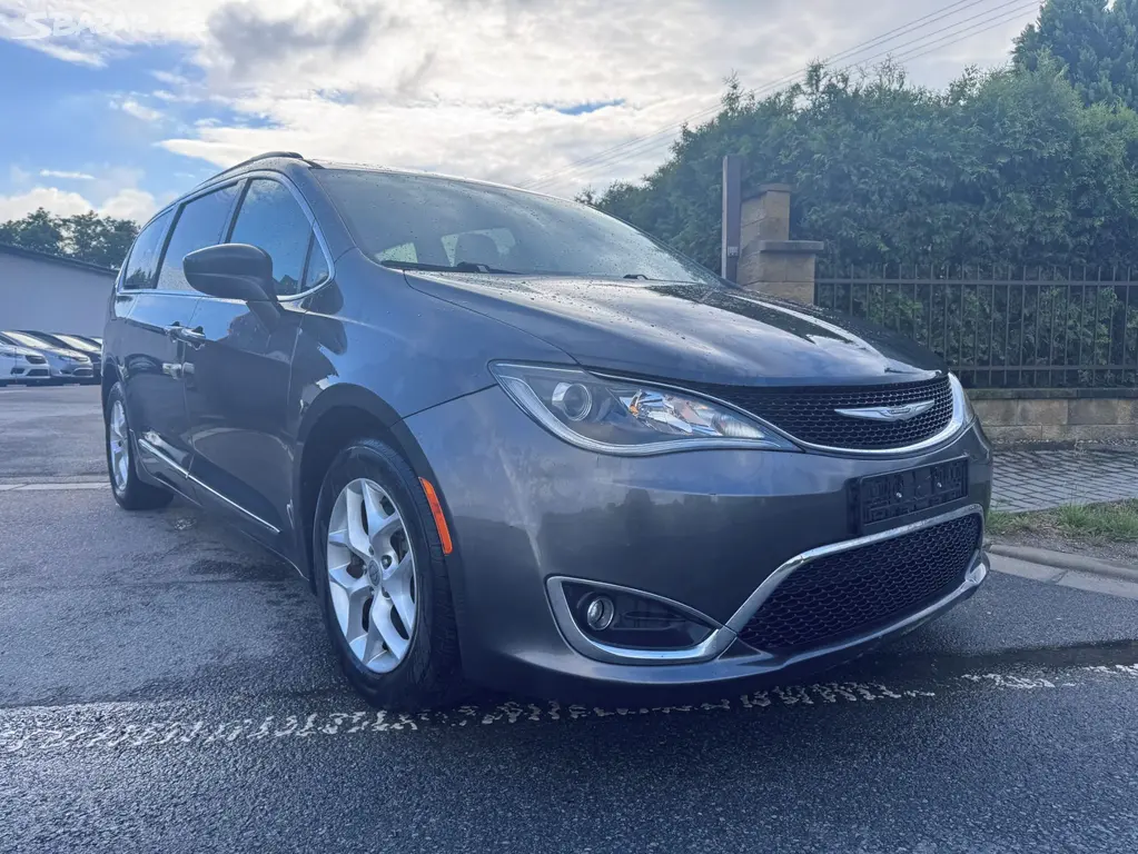 Chrysler Pacifica 3,6 RU Touring L 8 míst 2017 - fotka 6