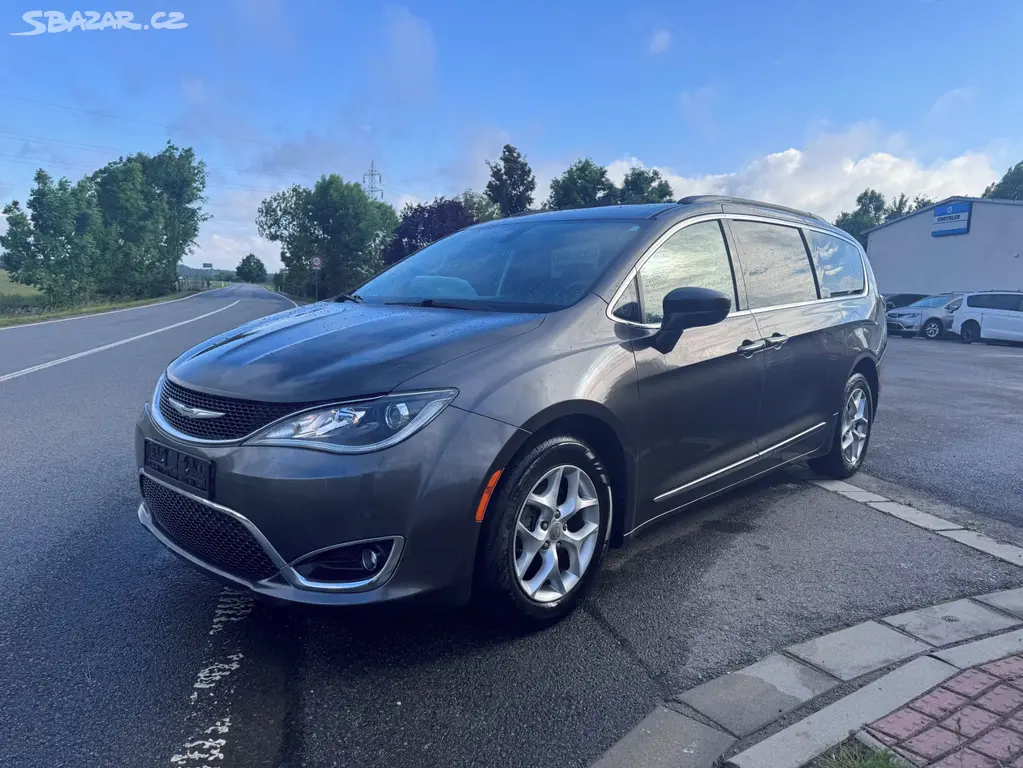 Chrysler Pacifica 3,6 RU Touring L 8 míst 2017 - fotka 2