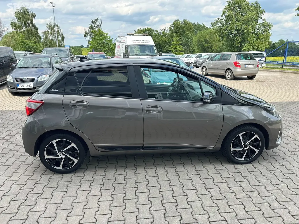 Toyota Yaris, 1,5i e-CVT Hybrid 74kW - fotka 6