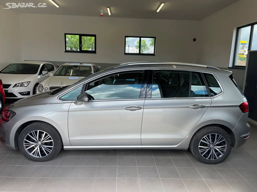 VW GOLF 7 SPORTSVAN 1,2 TSI 81KW HIGHLINE TOP STAV - fotka 3
