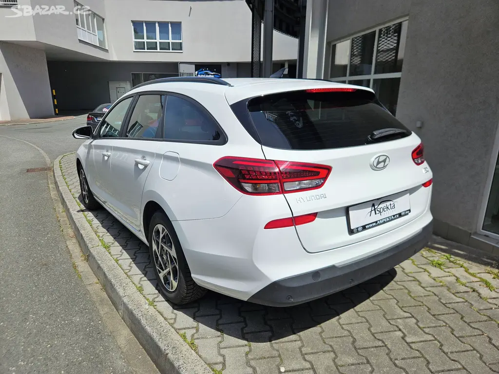 Hyundai i30, 1.5i Family, serv.kn., 1.maj. - fotka 3