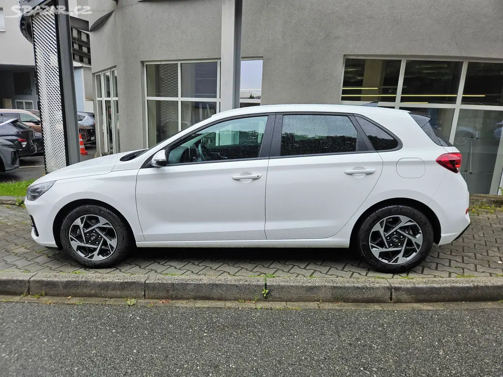 Hyundai i30, 1.5i Family, serv.kn., 1.maj. - fotka 2
