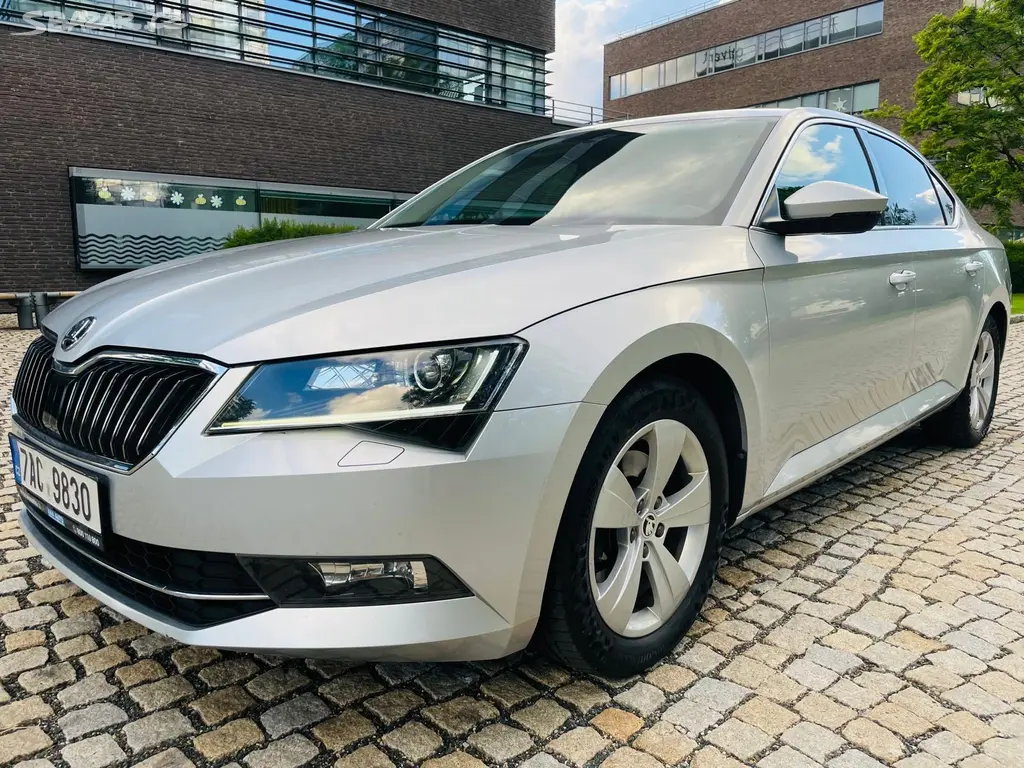 Škoda Superb, 2.0TDI AUTOMAT SENZORY LED - fotka 4