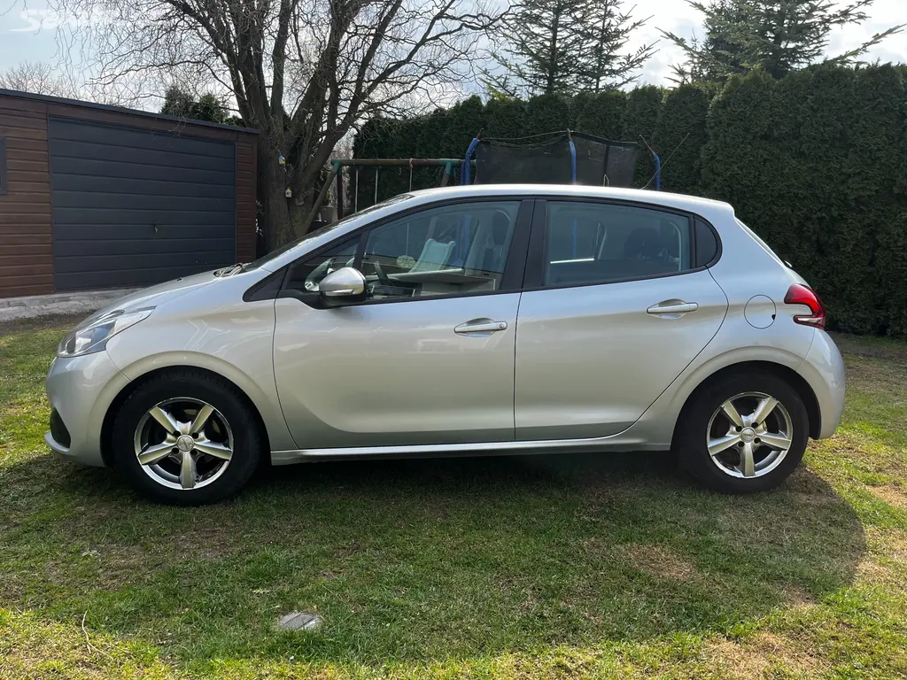 Peugeot 208 1.2i 60Kw r.v2016 nové v ČR - fotka 2