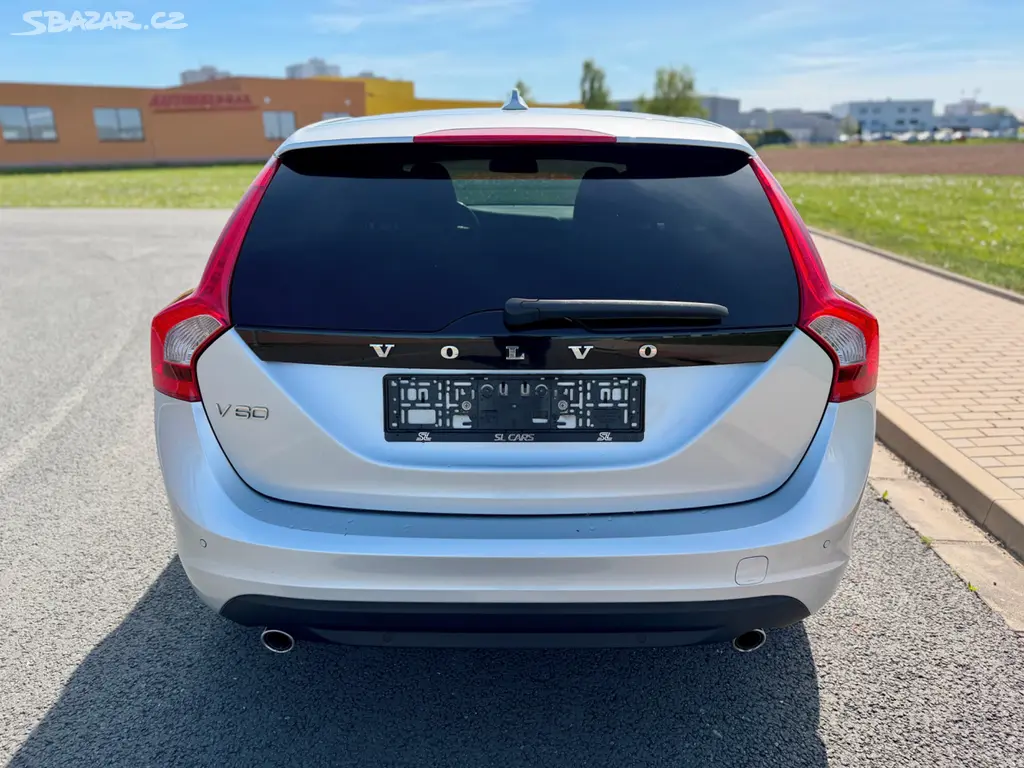 VOLVO V60 2.4 D5 158KW //2012 5-VÁLEC SERVISKA - fotka 4