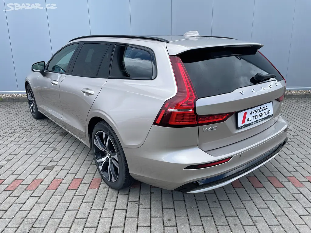 Volvo V60, B4 FWD ULTRA Dark - fotka 2