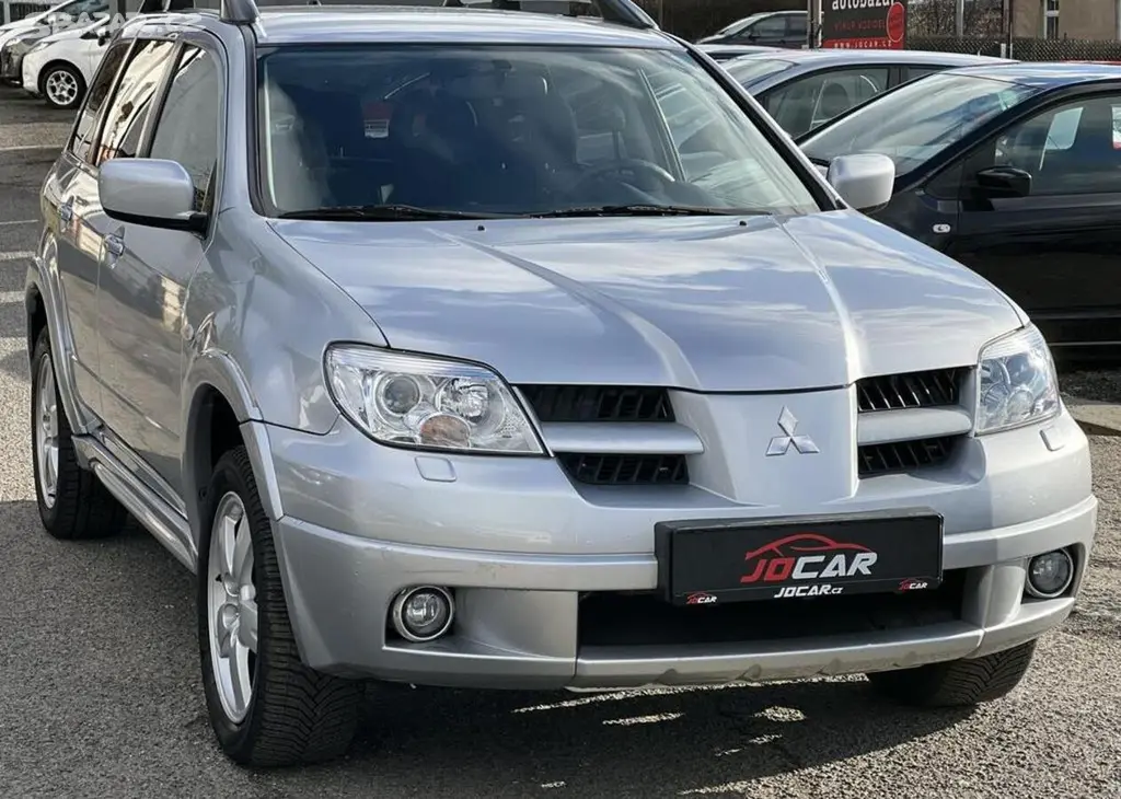 Mitsubishi Outlander Navigator 2.0i 4x4 KLIMA ALU - fotka 3