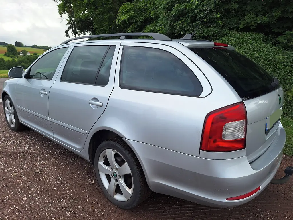 Auto ŠKODA OCTAVIA COMBI - fotka 3