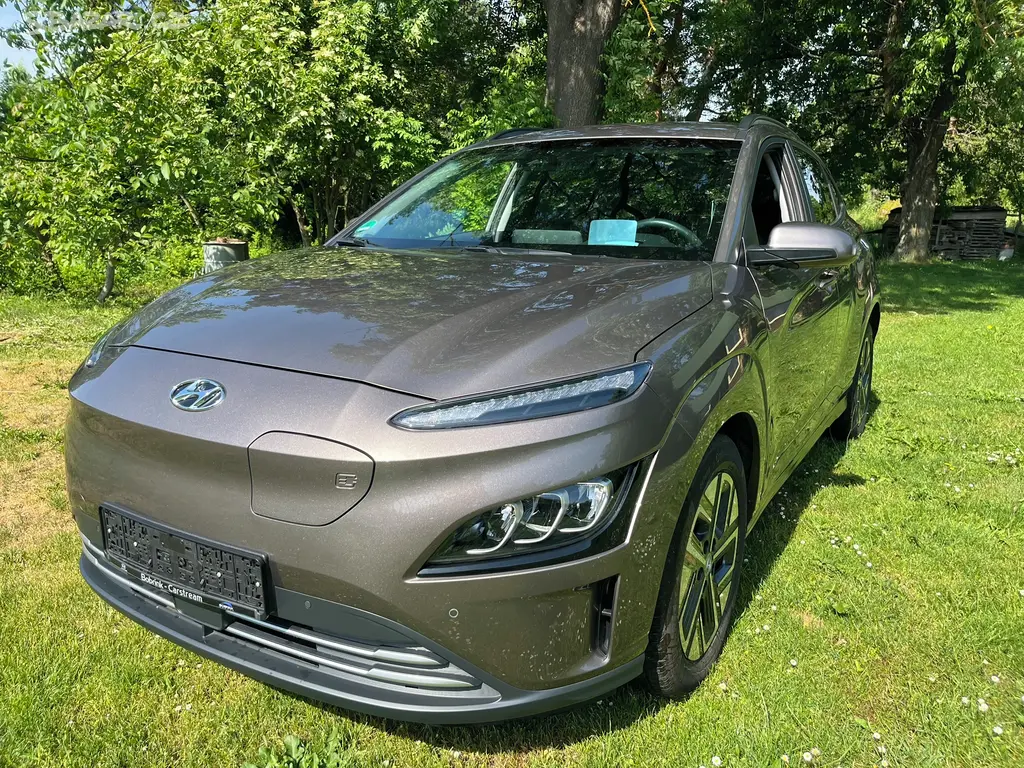 HYUNDAI KONA 64 kWh SOH 100% ROK 2022 NAJETO 29000 - fotka 4