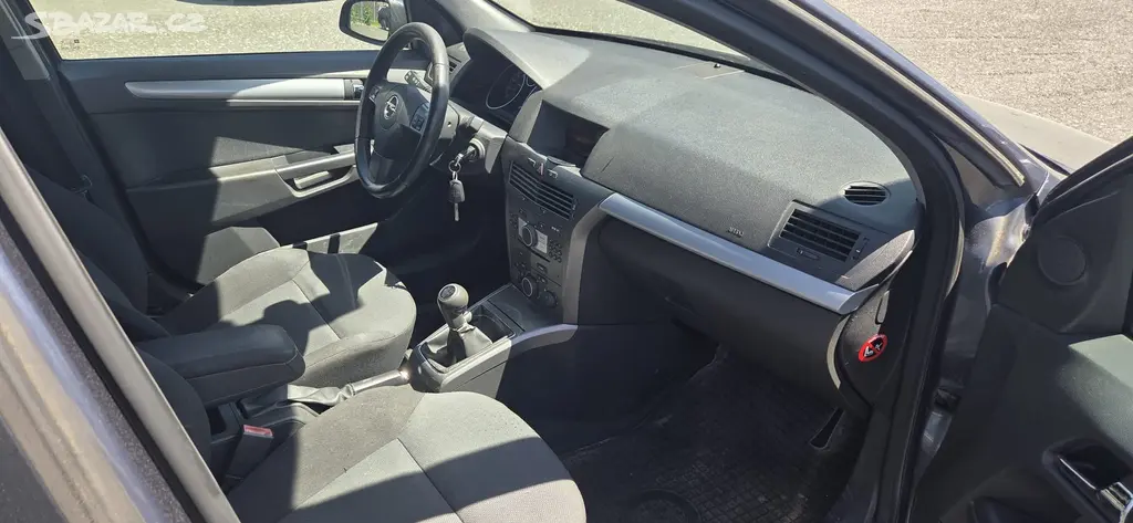 Opel Astra combi 1,6i 2007 - fotka 6