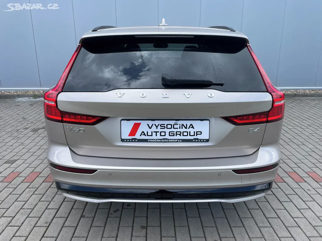 Volvo V60, B4 FWD ULTRA Dark - fotka 4