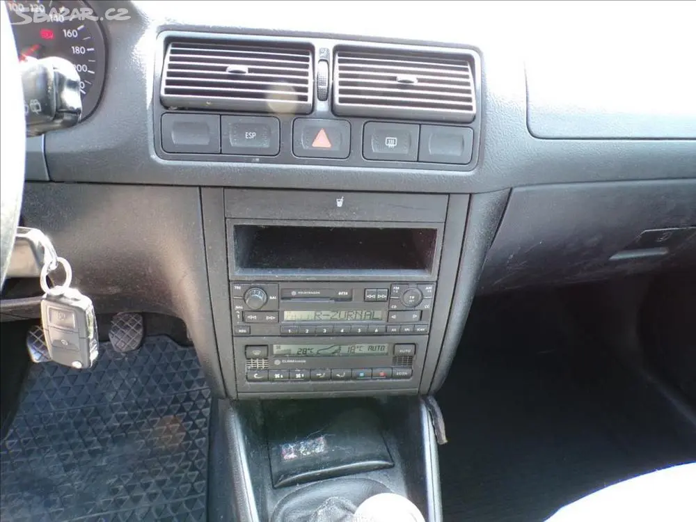 Volkswagen Golf 1,4 16V DIGI.KLIMA - fotka 6