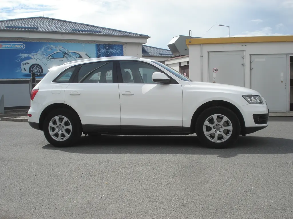 Audi Q5, 2.0 TDI MANUÁL 4x4 - fotka 6