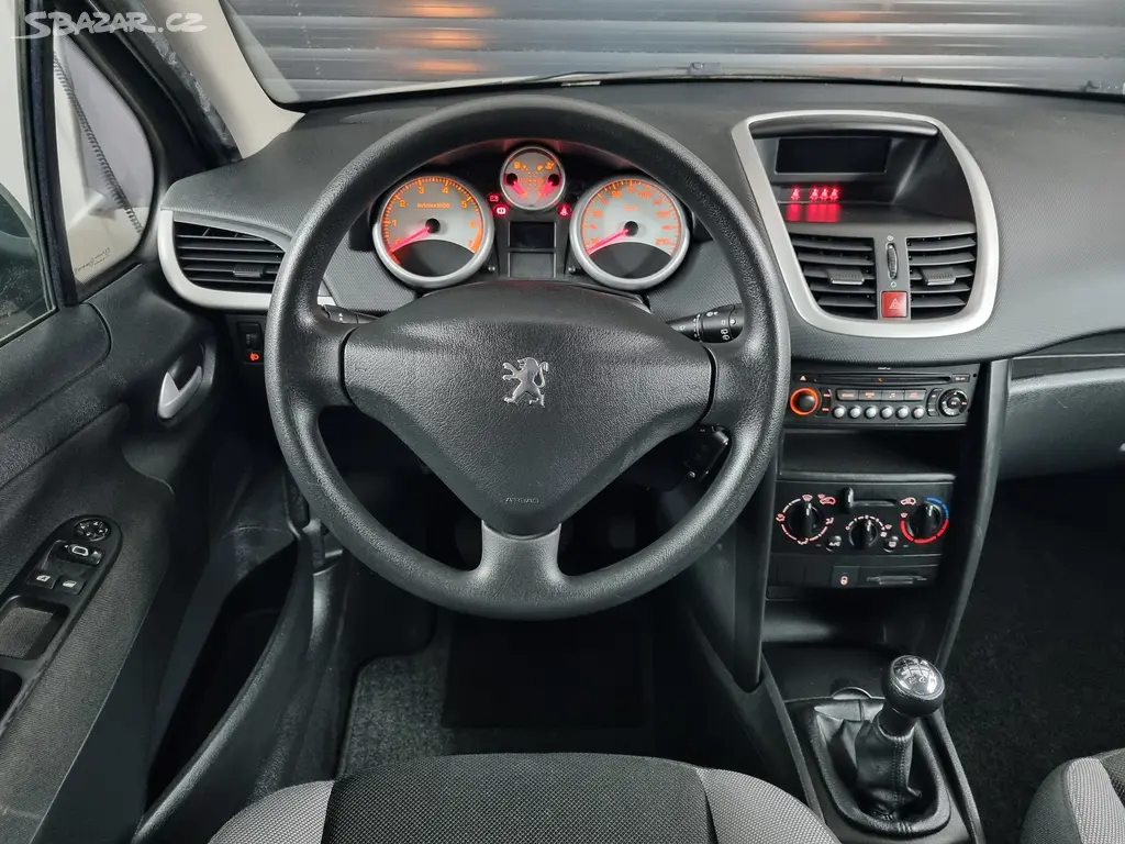 Peugeot 207 1,4 70kW Trendy *klima, výhřev sedadel - fotka 4