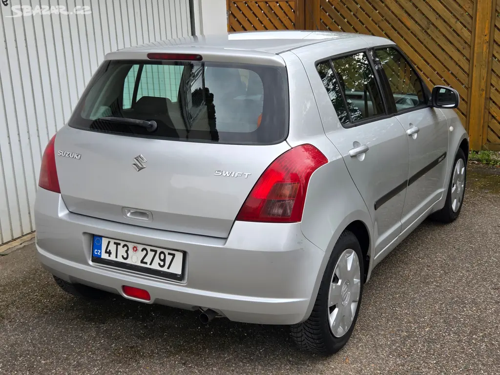 Suzuki Swift, 1.3i Velmi malý nájezd km. - fotka 6