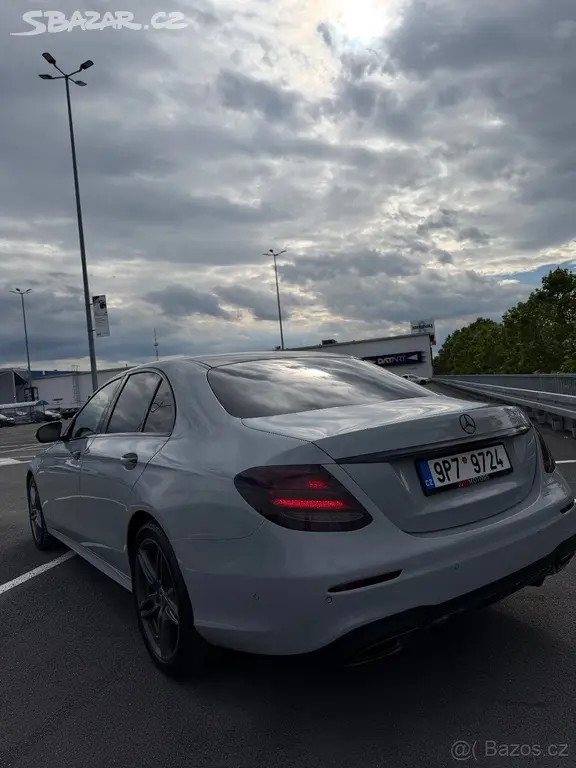 Mercedes-Benz Třídy E 2,2 220d 4MATIC AMG, r.v. - fotka 5