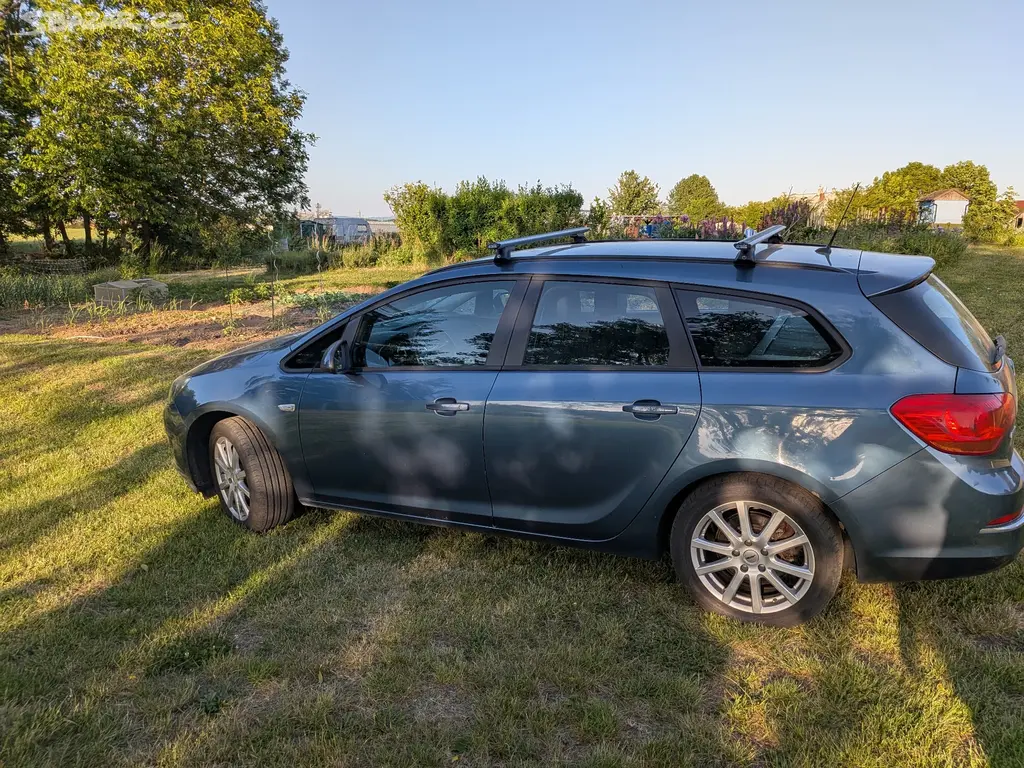 Prodám Opel Astra ST J 1.7cdti 81kw r.v.2013 - fotka 4