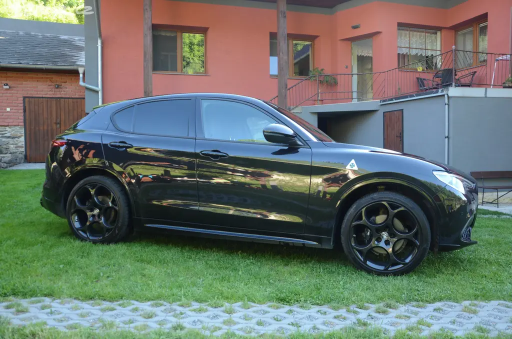 Alfa Romeo Stelvio Veloce 2.0 GME 280k 2021 - fotka 3