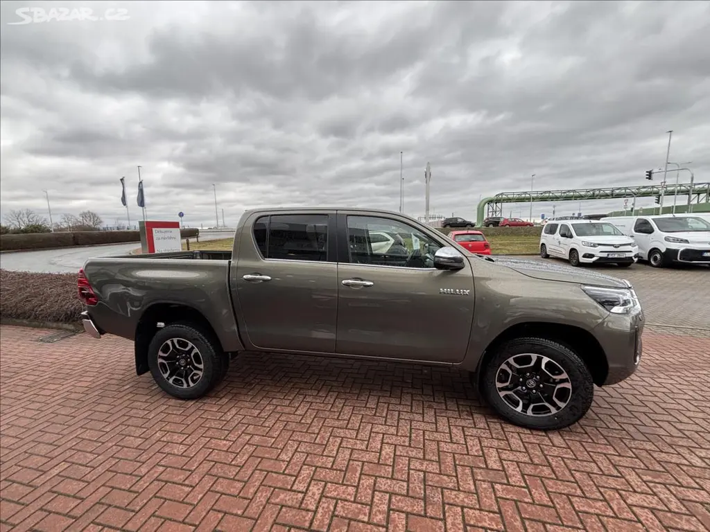 Toyota Hilux, 2,8 INVINCIBLE - fotka 4