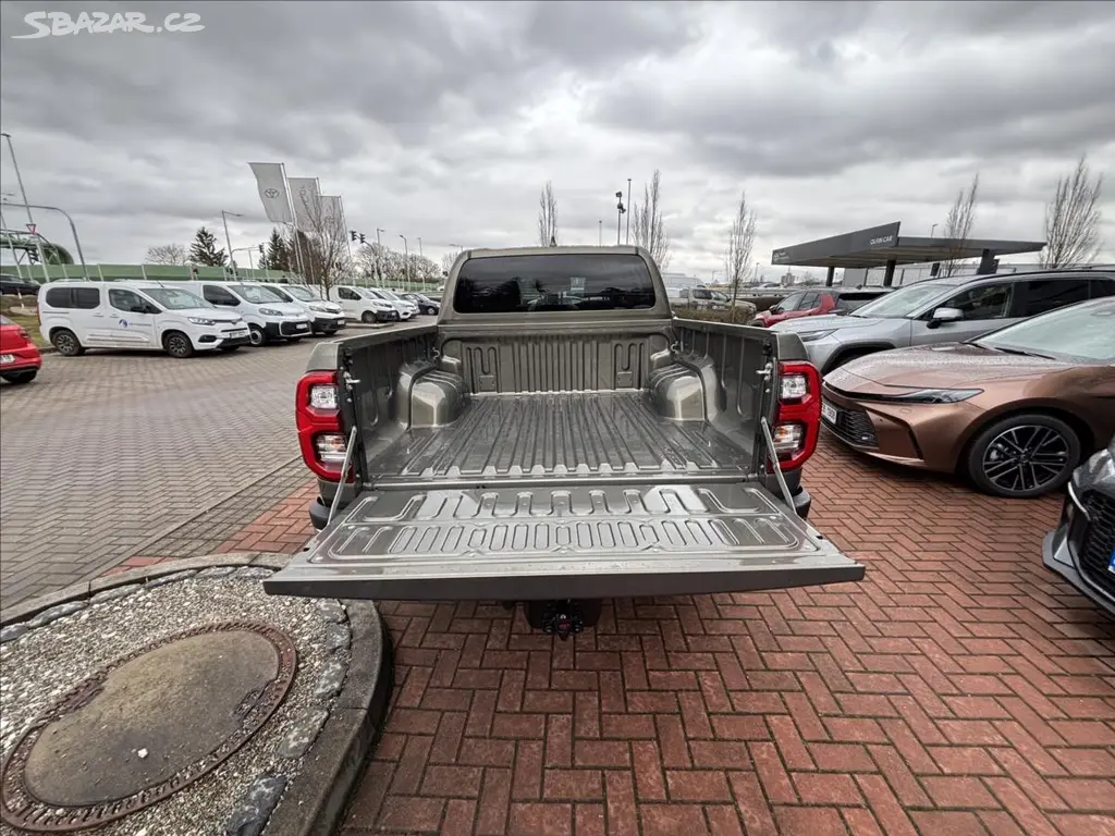 Toyota Hilux, 2,8 INVINCIBLE - fotka 5