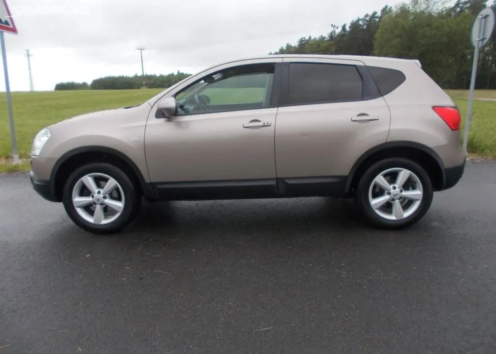 Nissan Qashqai 1,5DCI 78KW,koup ČR-2 majitel - fotka 2