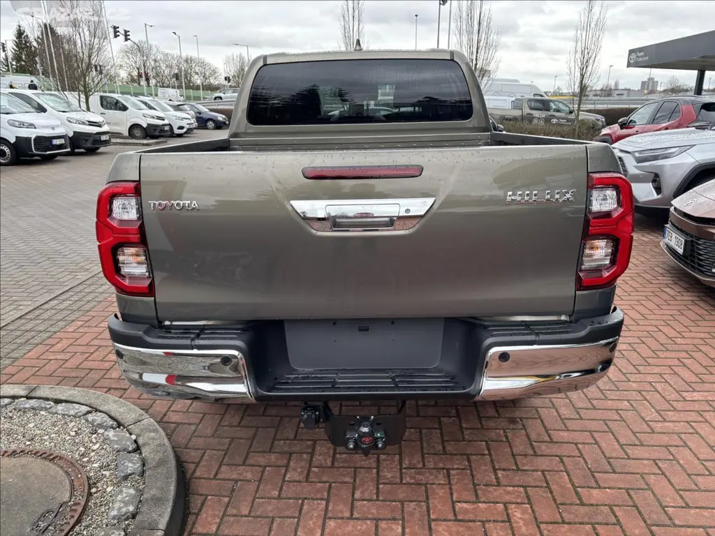 Toyota Hilux, 2,8 INVINCIBLE - fotka 6