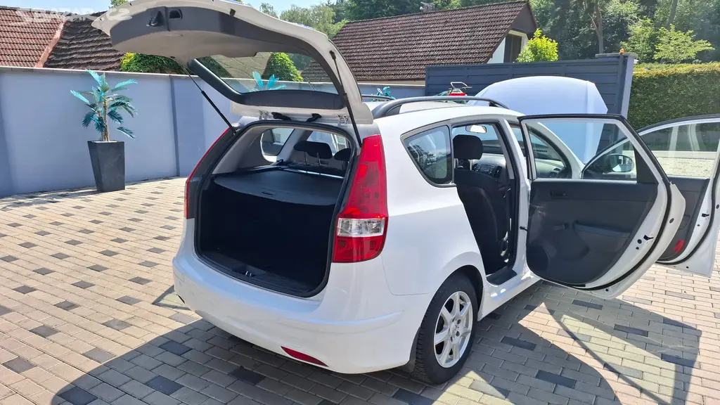 Hyundai i30 CW Kombi 1,6 - 16V CRDi 66kw ZACHOVALÉ
