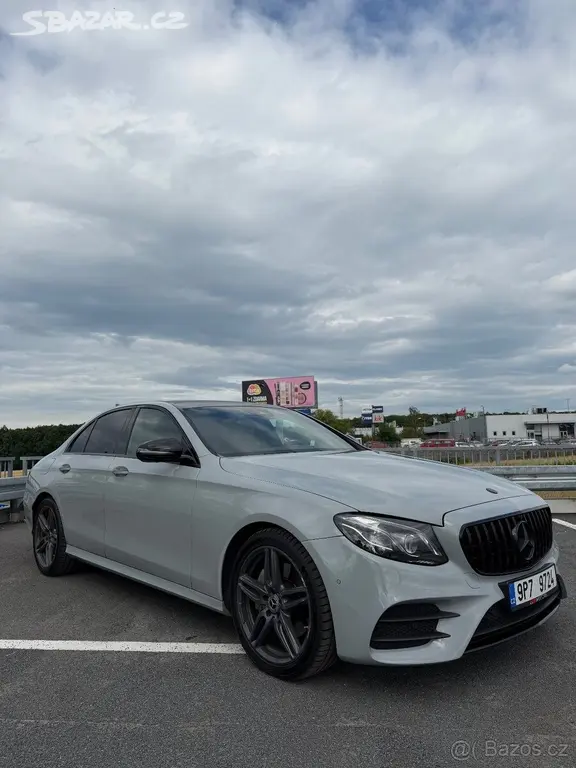 Mercedes-Benz Třídy E 2,2 220d 4MATIC AMG, r.v. - fotka 2