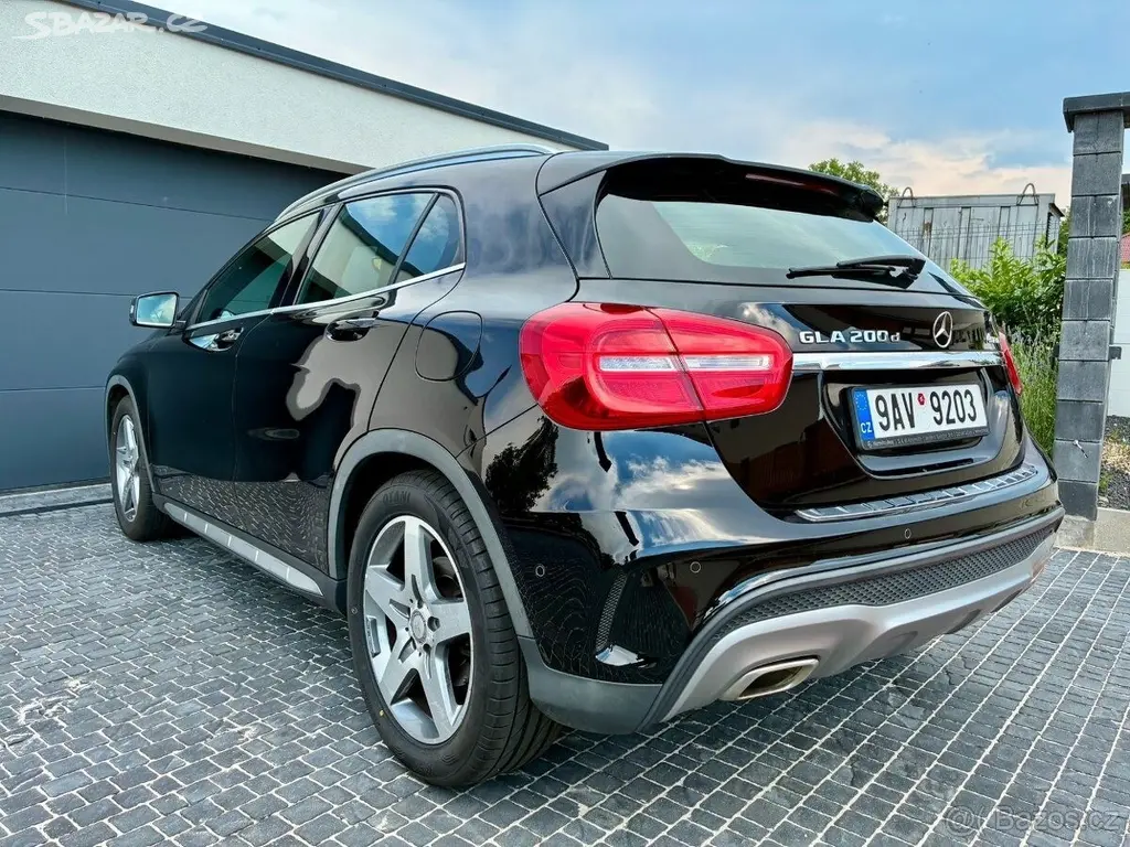 Mercedes-Benz GLA 200d 4Matic AMG paket - fotka 6