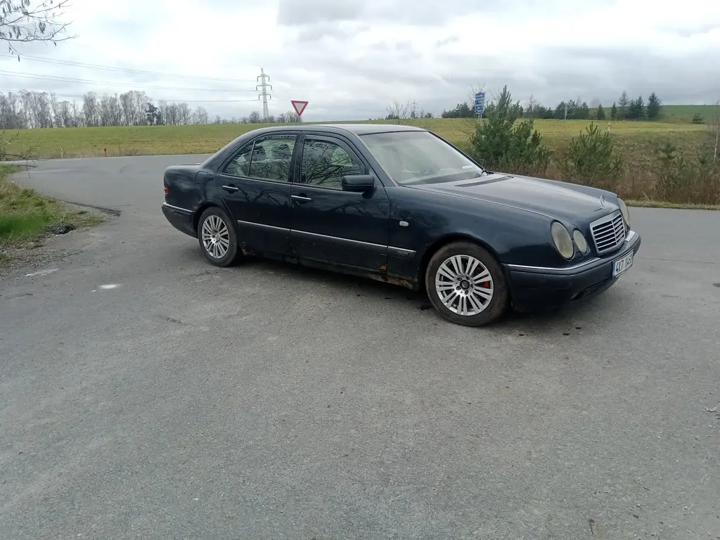 Prodám Mercedes Benz W210 sedam 300TD 130kW om606 - fotka 4