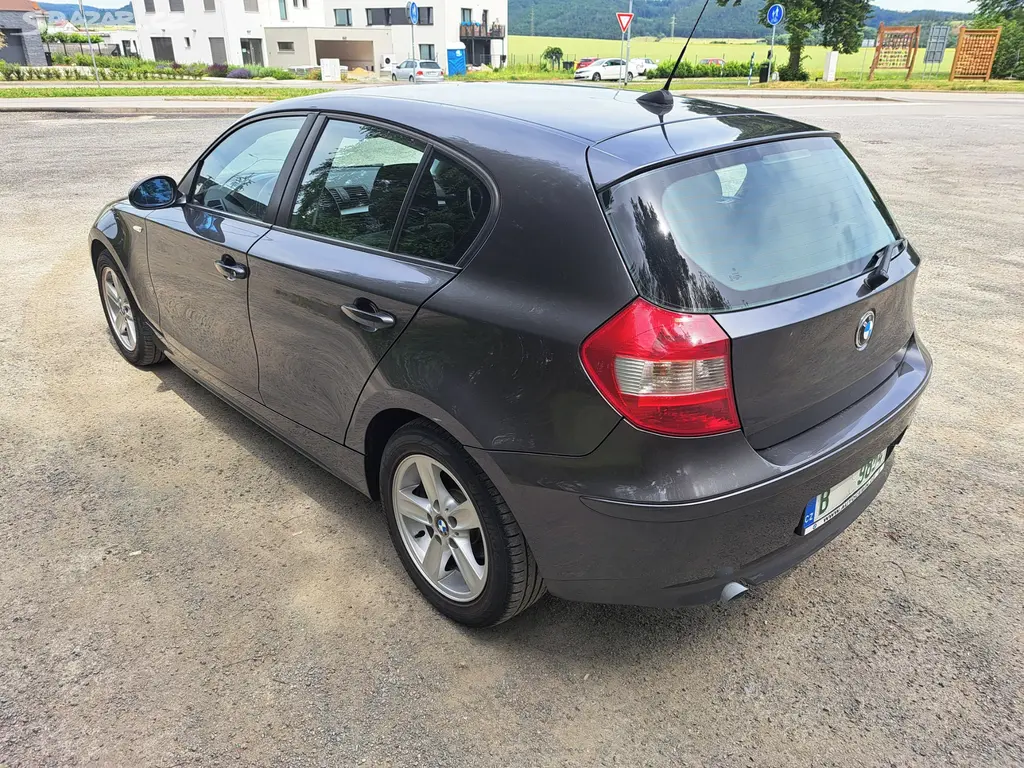 BMW 118i E87 R.V.10/2005, 2X ALU,PĚKNÝ STAV! - fotka 3