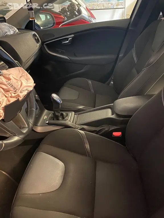 Volvo V40 2.0D 5válec, r. v. 2013 - fotka 3