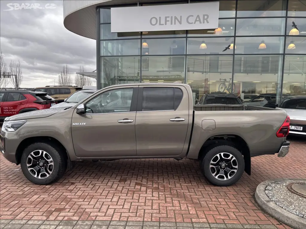 Toyota Hilux, 2,8 INVINCIBLE - fotka 2