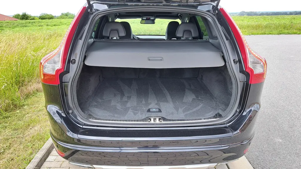 VOLVO XC60 2.4 D4 133kW AWD, MANUÁL výbava SUMMUM - fotka 6