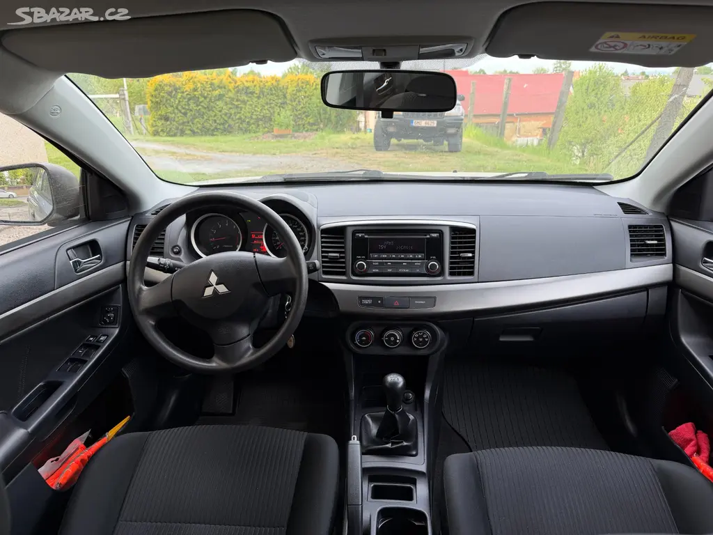 Mitsubishi Lancer 1.6i, najeto 39 000 km, čr,1.maj - fotka 6