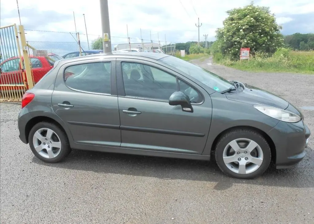 Peugeot 207 1,4 i 16V KLIMA SERVISKA benzín - fotka 2