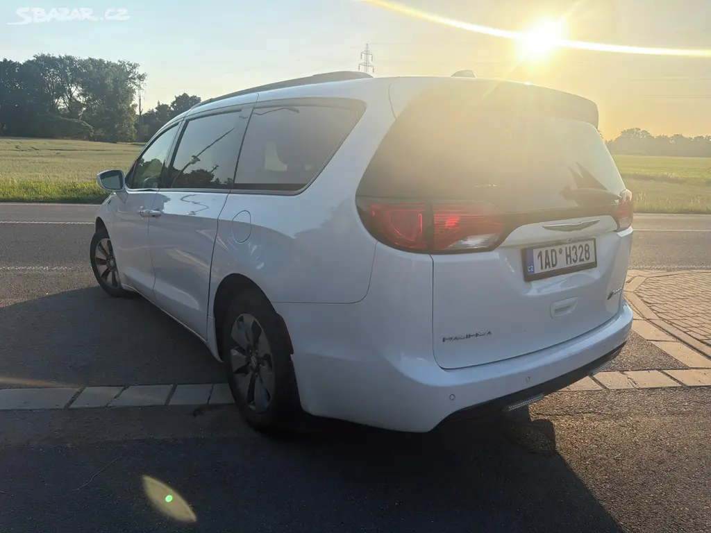 Chrysler Pacifica 3,6 L DVD Hybrid Plug In 2018 - fotka 3