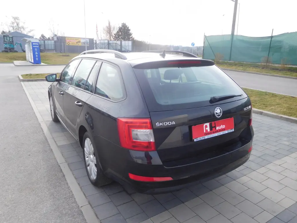 Škoda Octavia Combi 2.0TDi Elegance, 110 kW, Navi - fotka 4
