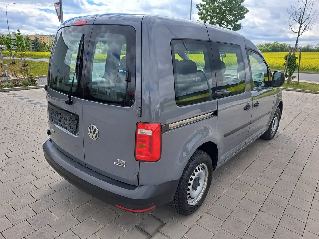 VW Caddy 2 0 Tdi 75KW R. 2016, pěkný. - fotka 4