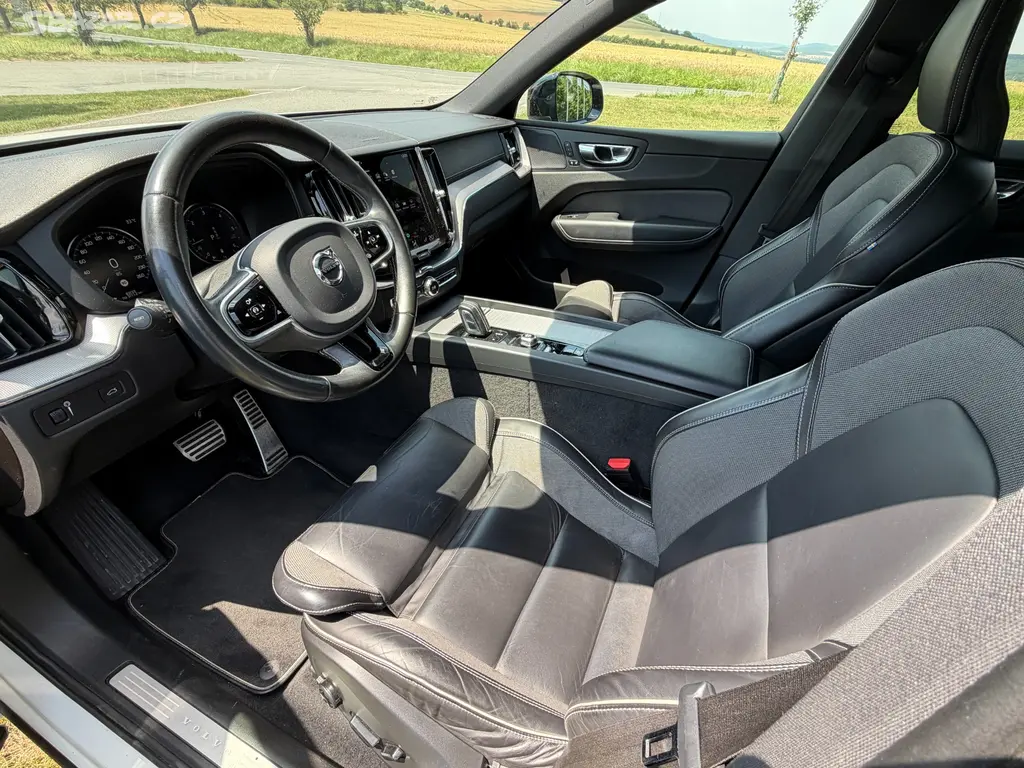Volvo XC60 B4 AWD R-Design 2020 83 300 km - fotka 5