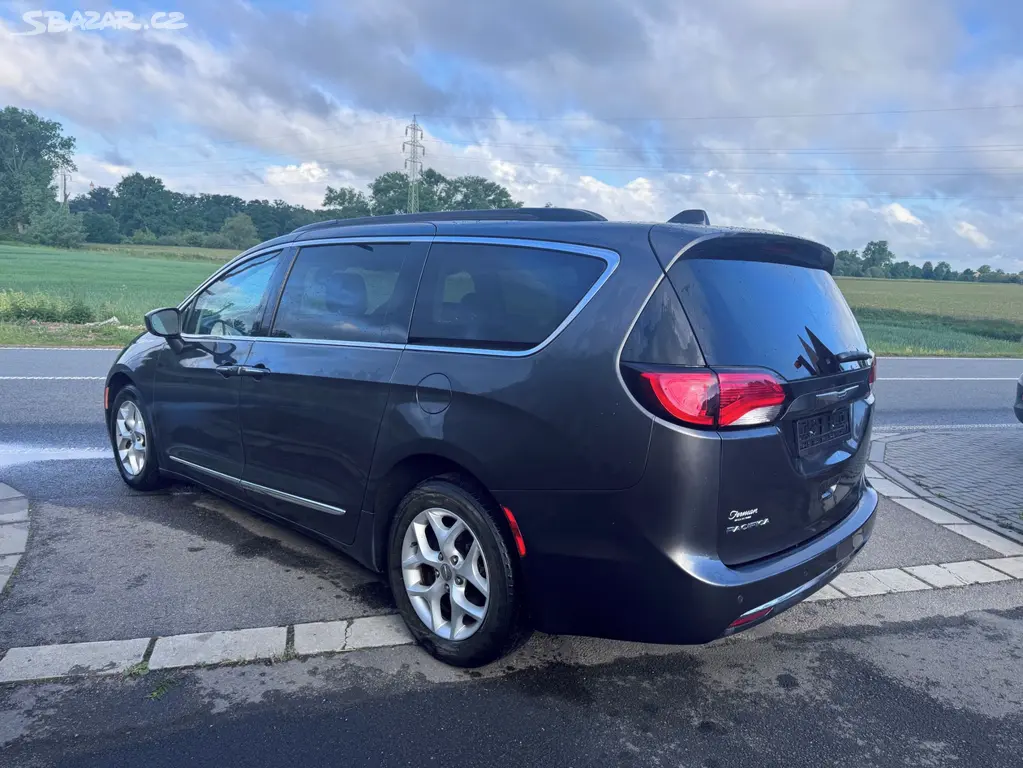 Chrysler Pacifica 3,6 RU Touring L 8 míst 2017 - fotka 3