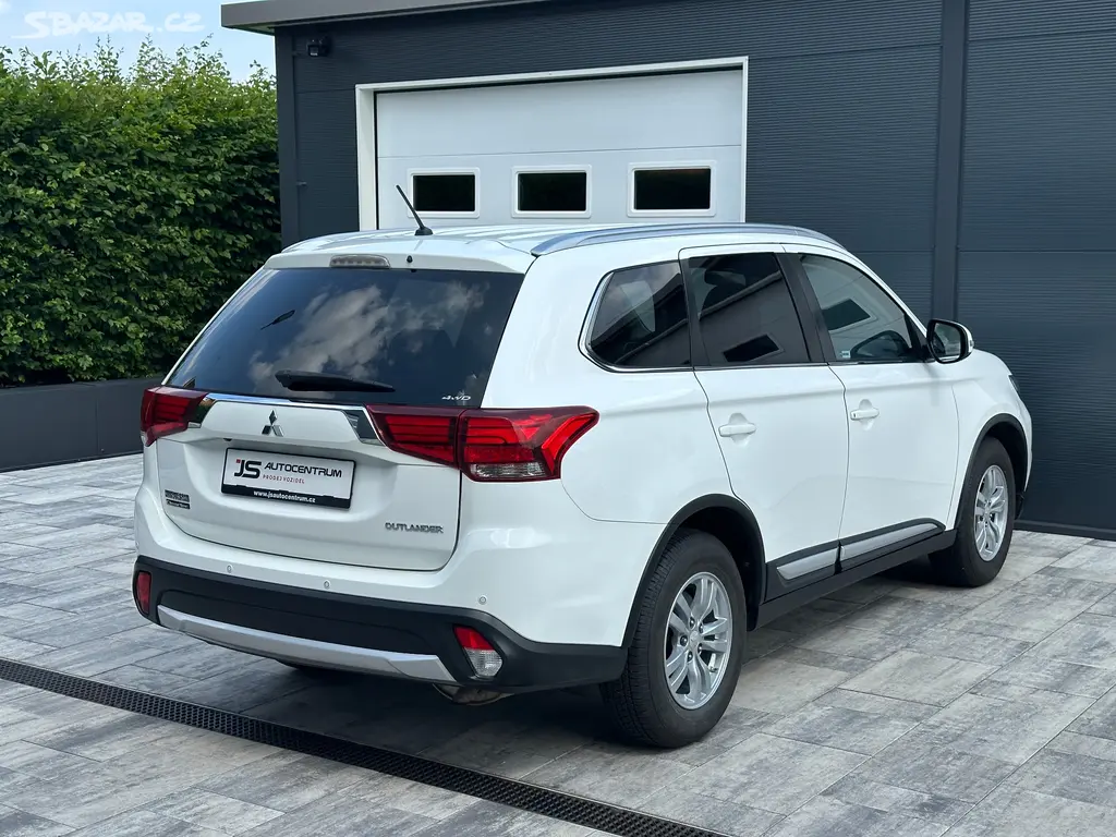 Mitsubishi Outlander 2.0i 150PS Intense A/T 4x4 - fotka 4