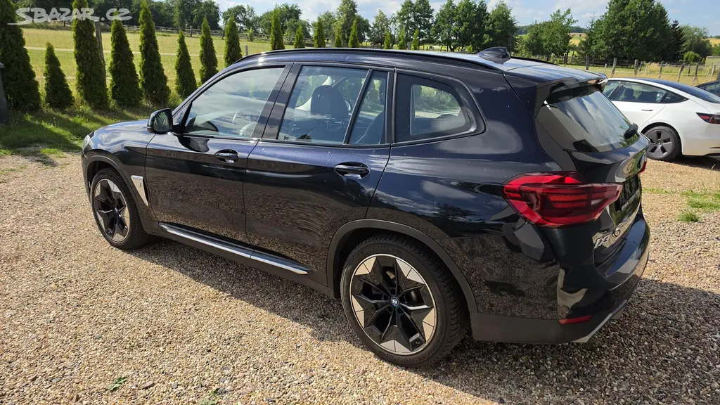 BMW iX3, 210 kW, head-up display - fotka 4