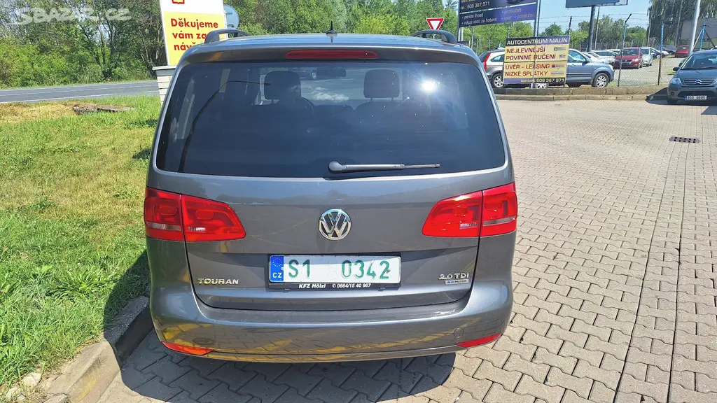 VW Touran 2.0TDi, r. 2013, 179.890 km - Servis. kn - fotka 5