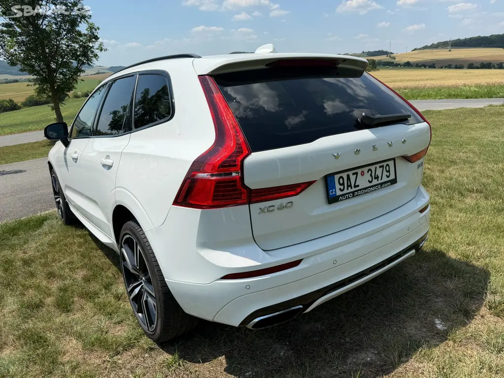Volvo XC60 B4 AWD R-Design 2020 83 300 km - fotka 3