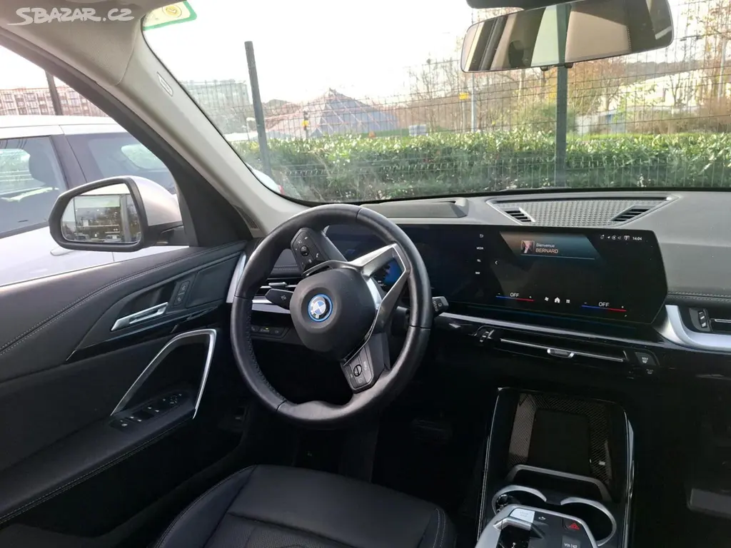 BMW iX1, xDrive30 - fotka 3